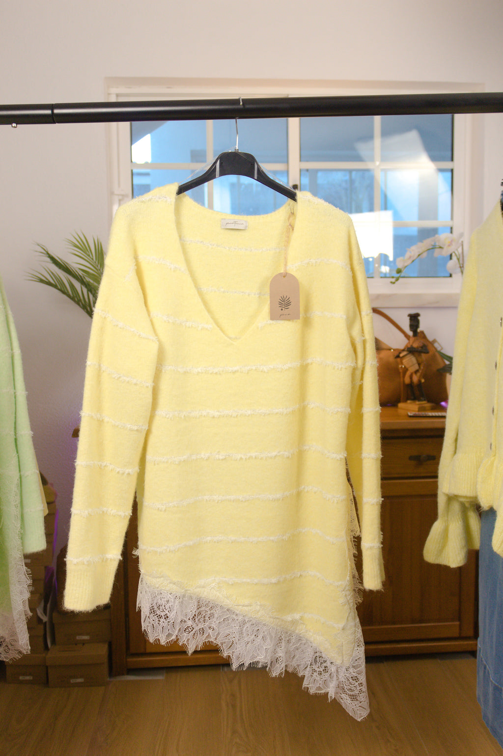 Camisola de Malha Assimétrica com Renda "Romantic Breeze"