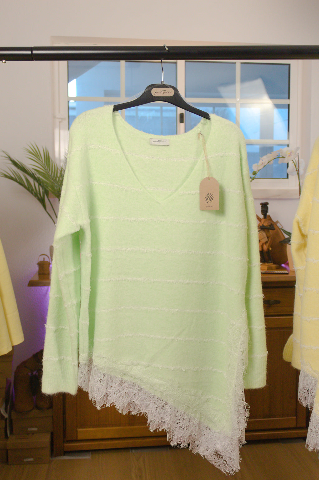 Camisola de Malha Assimétrica com Renda "Romantic Breeze"