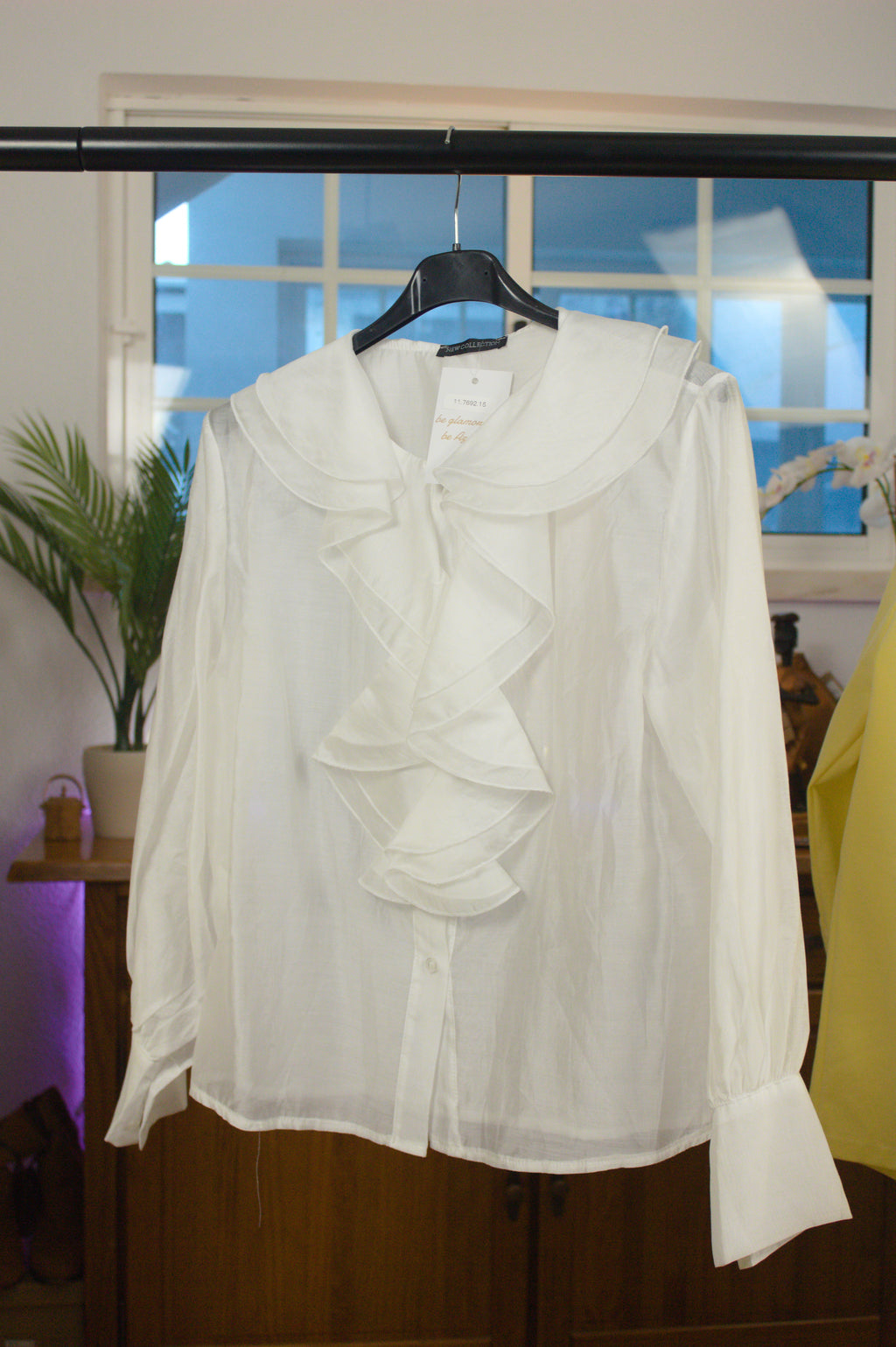 Blusa Romântica com Gola Dupla e Folhos - White Elegance