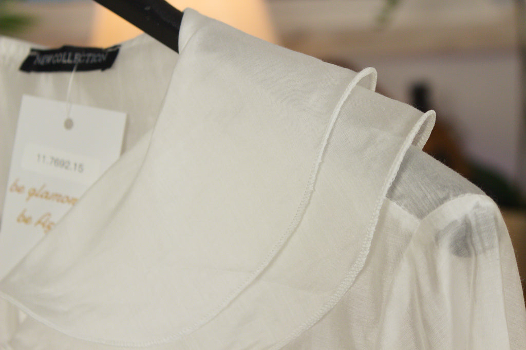 Blusa Romântica com Gola Dupla e Folhos - White Elegance