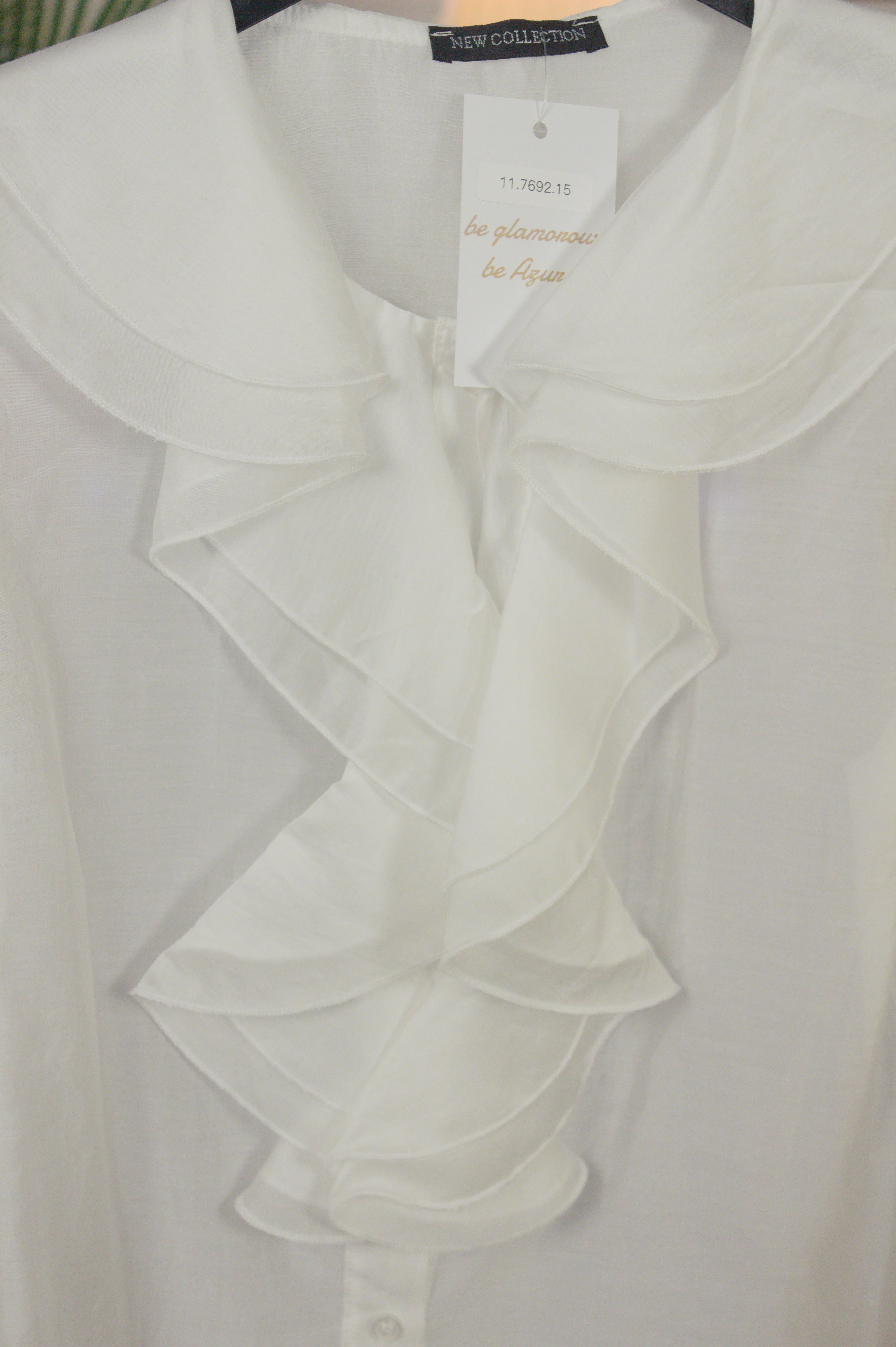 Blusa Romântica com Gola Dupla e Folhos - White Elegance