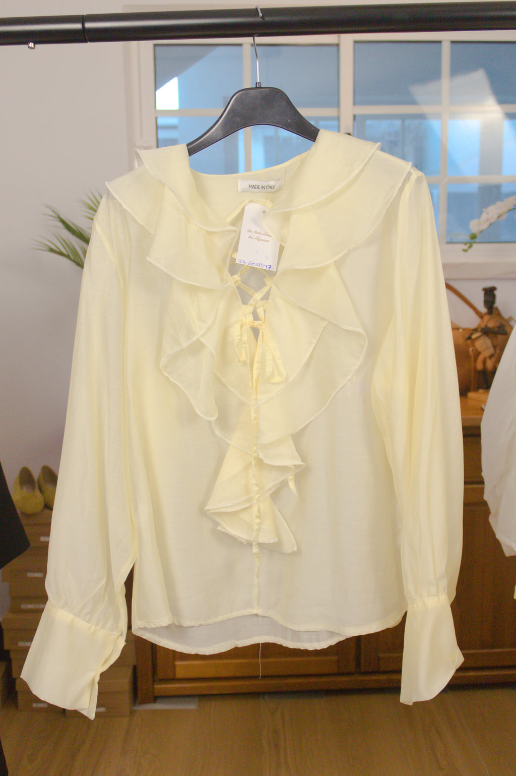 Blusa Romântica Ruffle & Lace em Amarelo Pastel