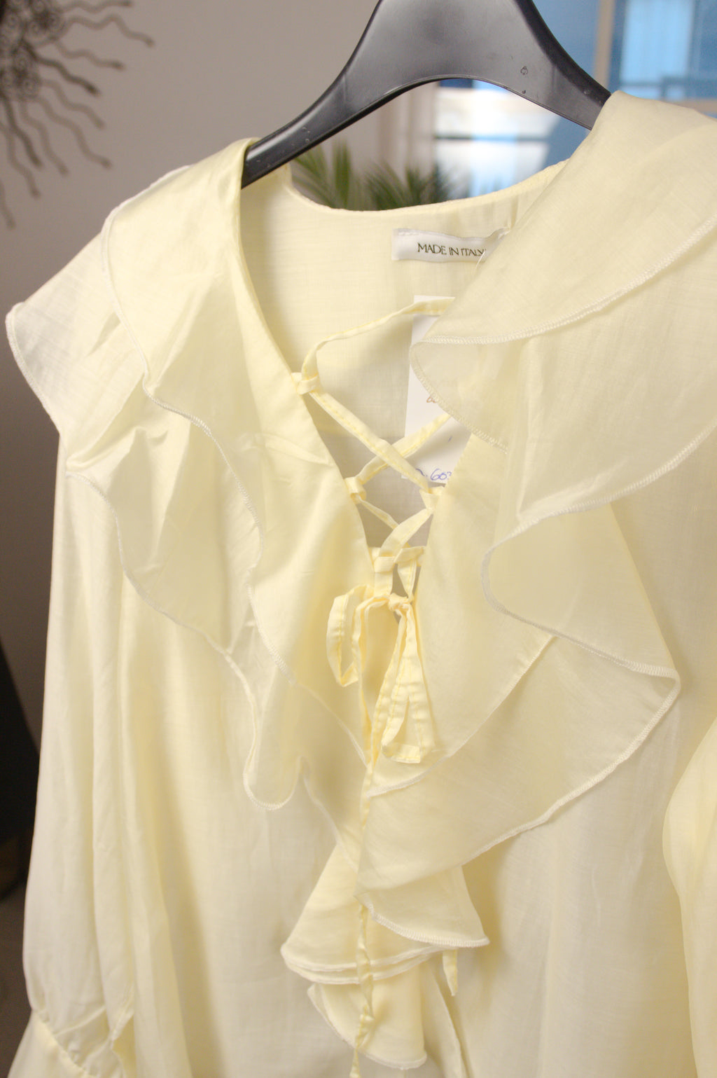 Blusa Romântica Ruffle & Lace em Amarelo Pastel