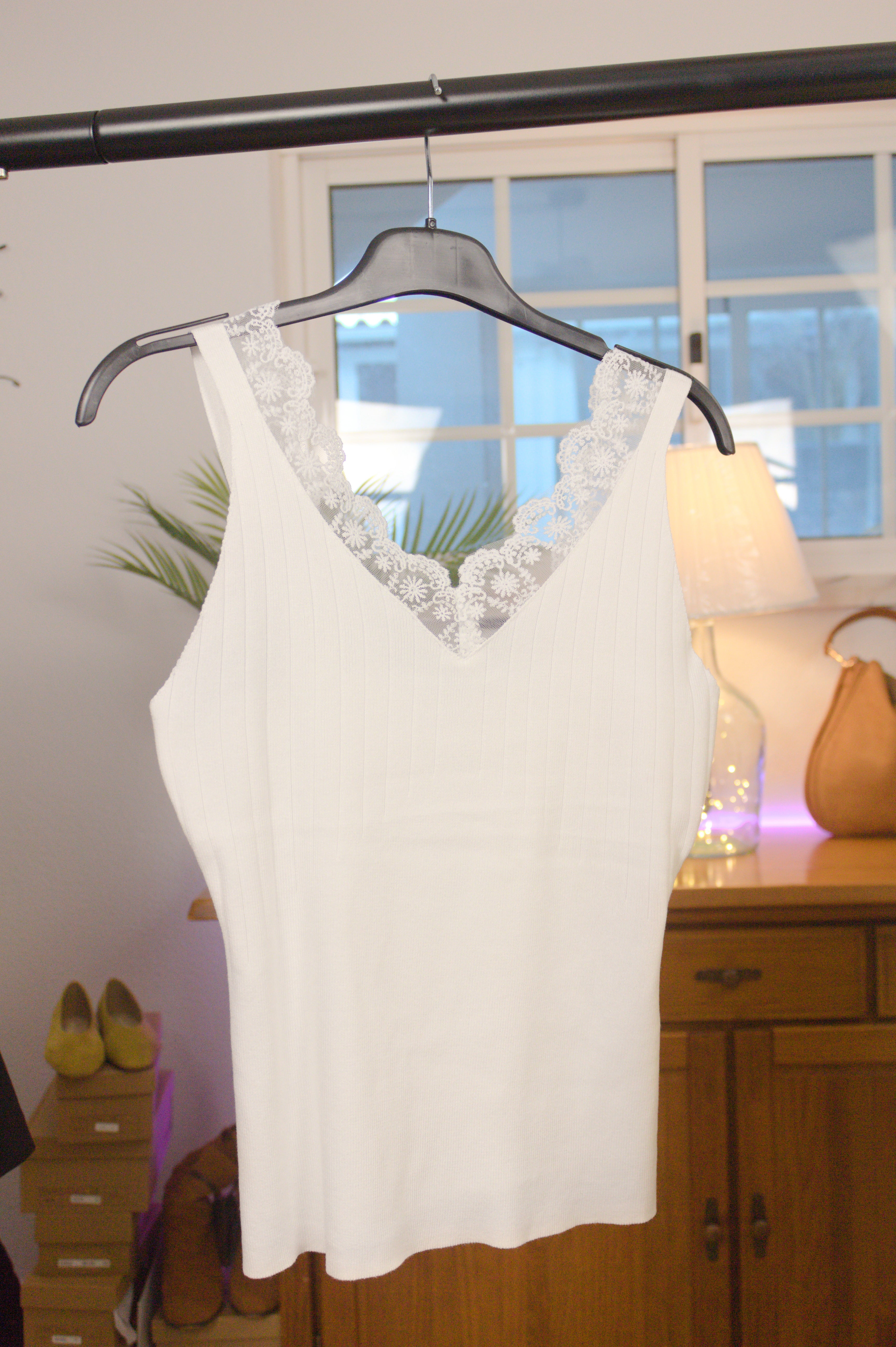 Top de Malha Canelada com Renda Floral
