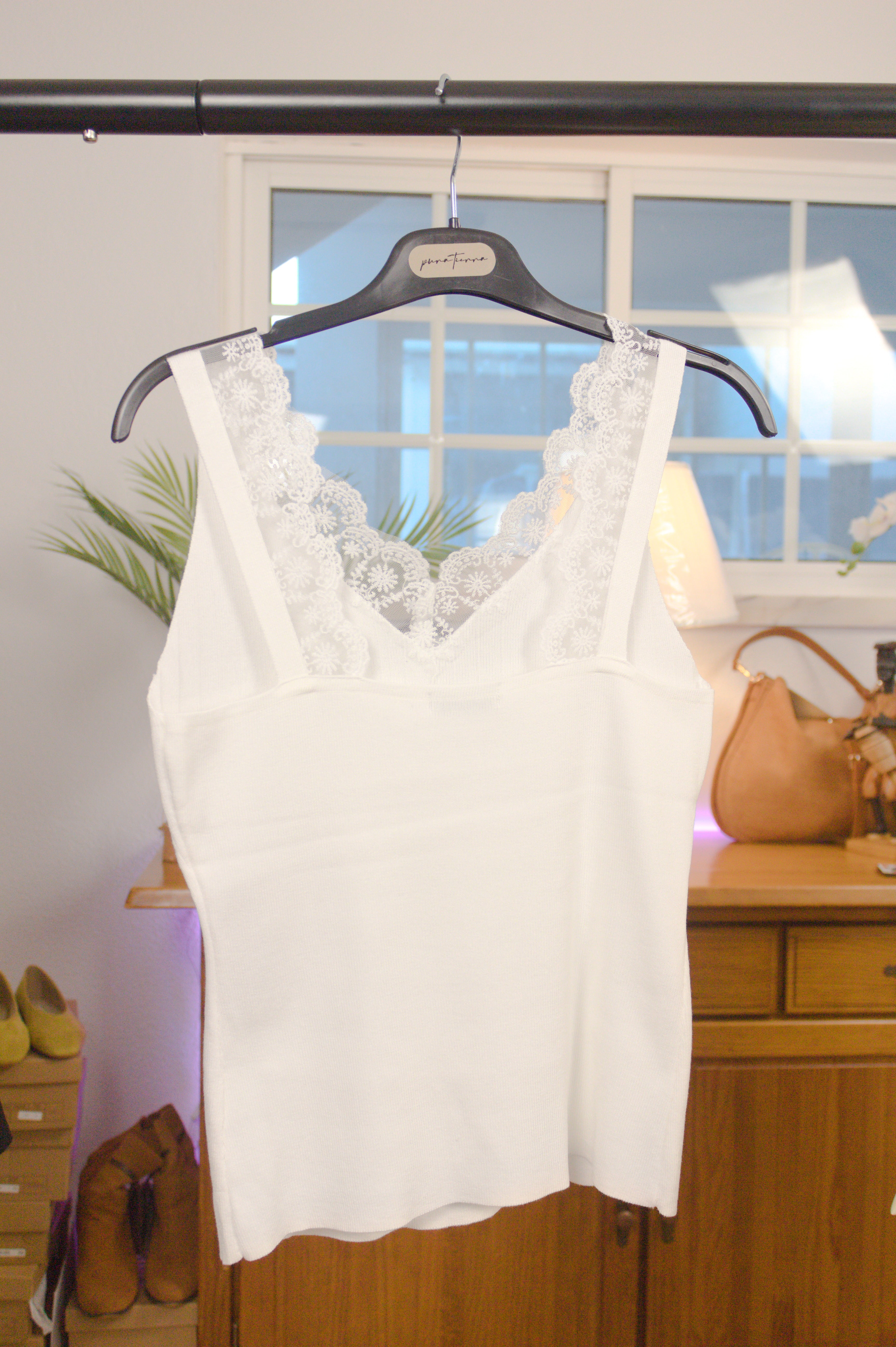 Top de Malha Canelada com Renda Floral